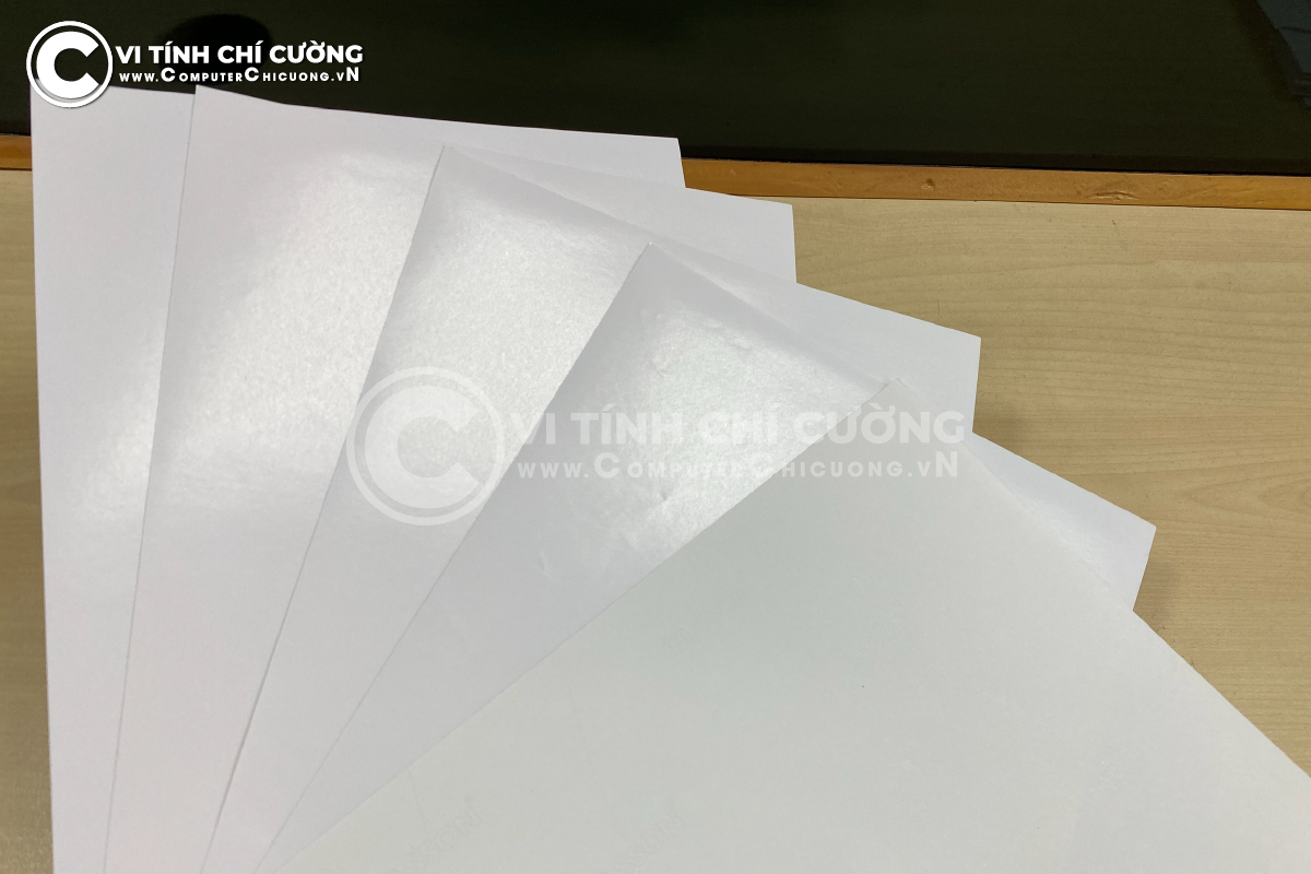 Decal Màng Tổng Hợp Trắng Mờ 75μm Keo Nóng – Đế Kraft tại Computer Chí Cường