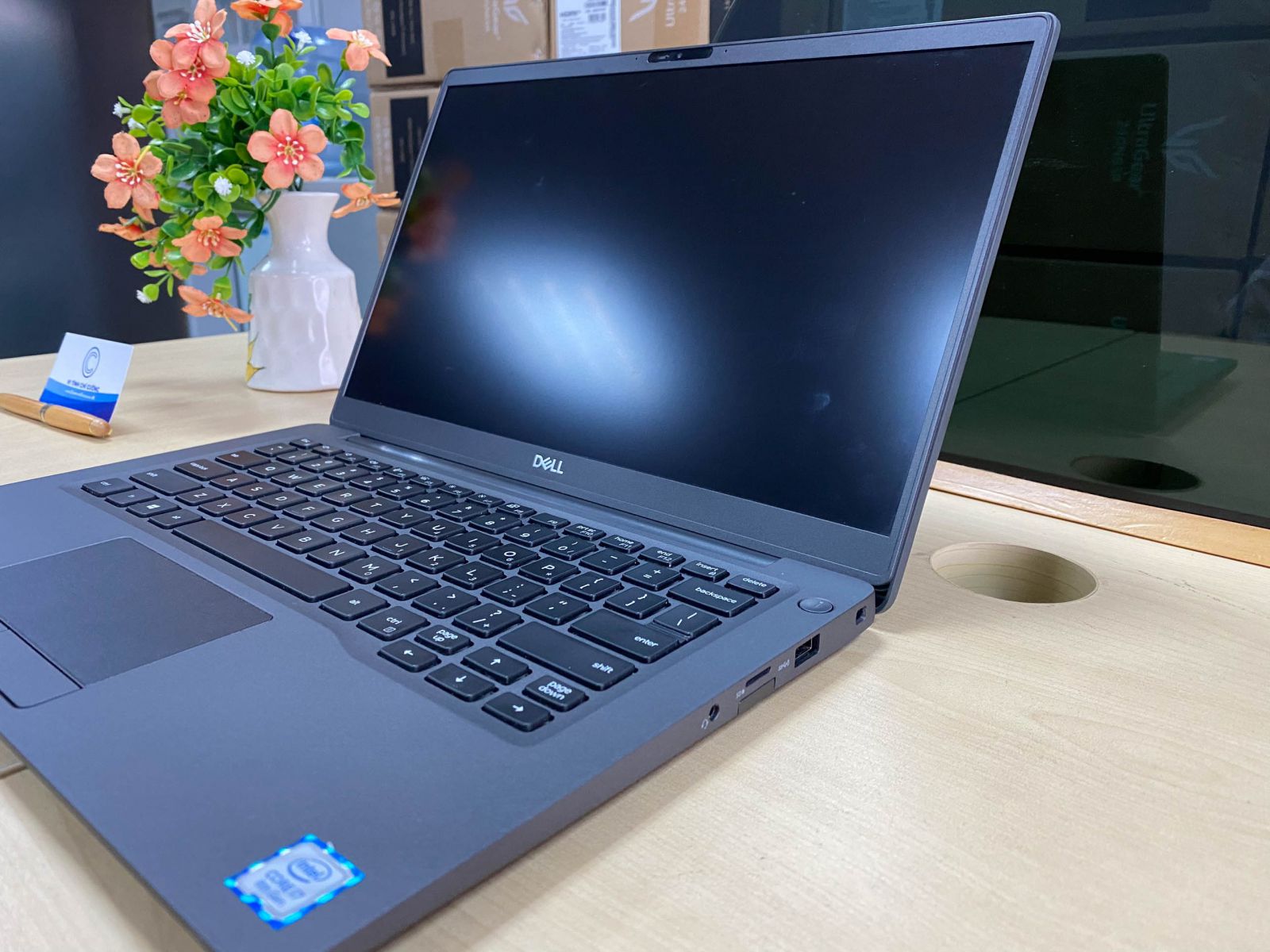 Dell Latitude 7400 i7 cổng kết nối và độ mỏng