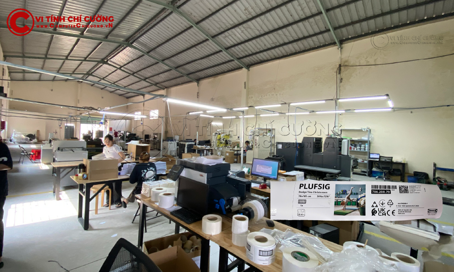 Xưởng sản xuất tag vải không đế vận hành máy in OKI tại Computer Chí Cường