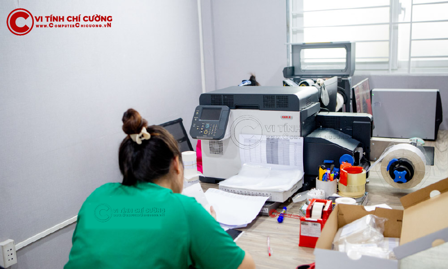 Khách hàng thực tế vận hành máy in nhãn OKI Pro1040 tại xưởng in tem hộp giày, Computer Chí Cường