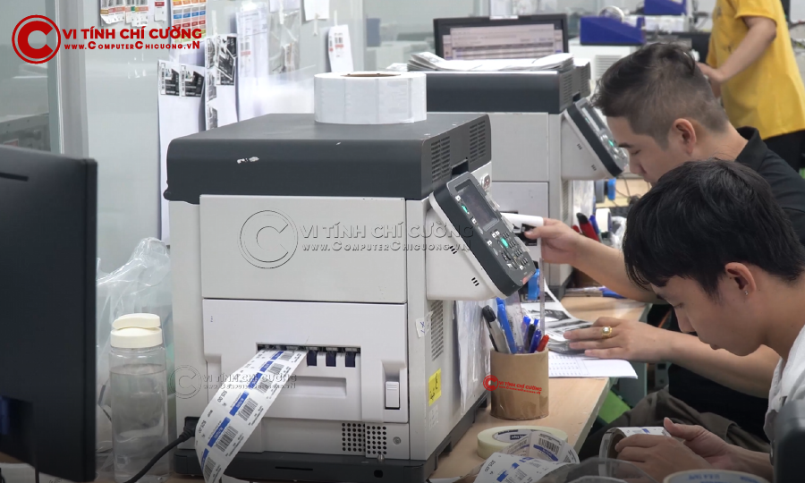 Nhà máy vận hành song song hai máy in nhãn OKI Pro1040 tại khu công nghiệp Việt Hương