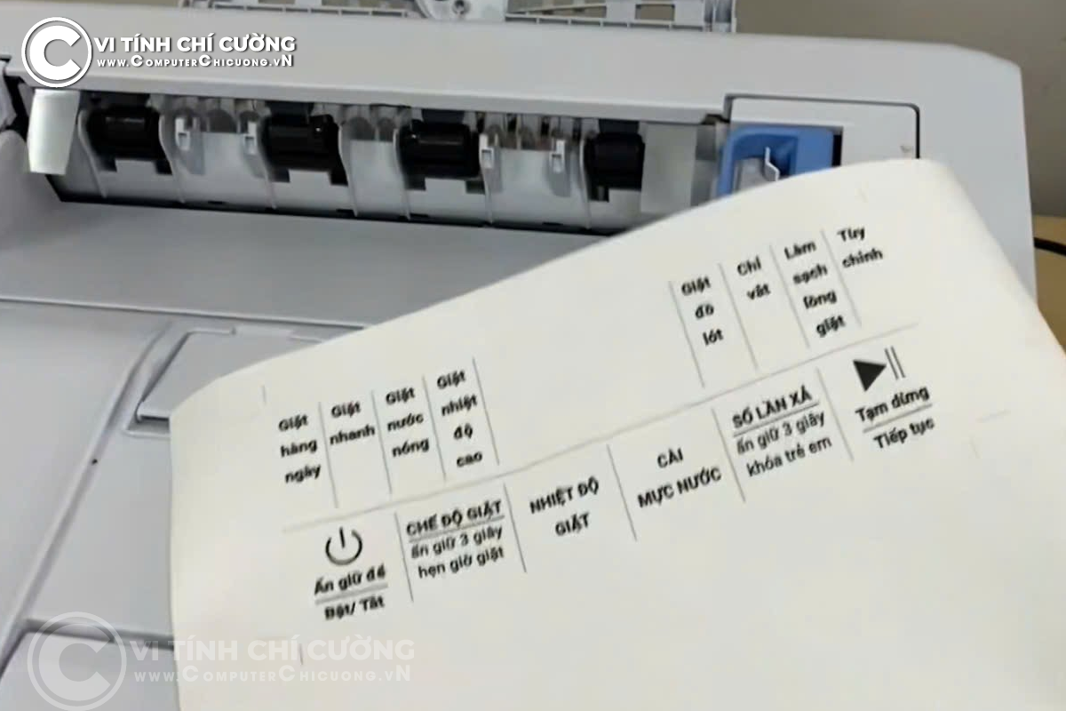 Tờ decal trong in chữ tiếng Việt bảng điều khiển máy giặt vừa in ra từ máy in OKI C650
